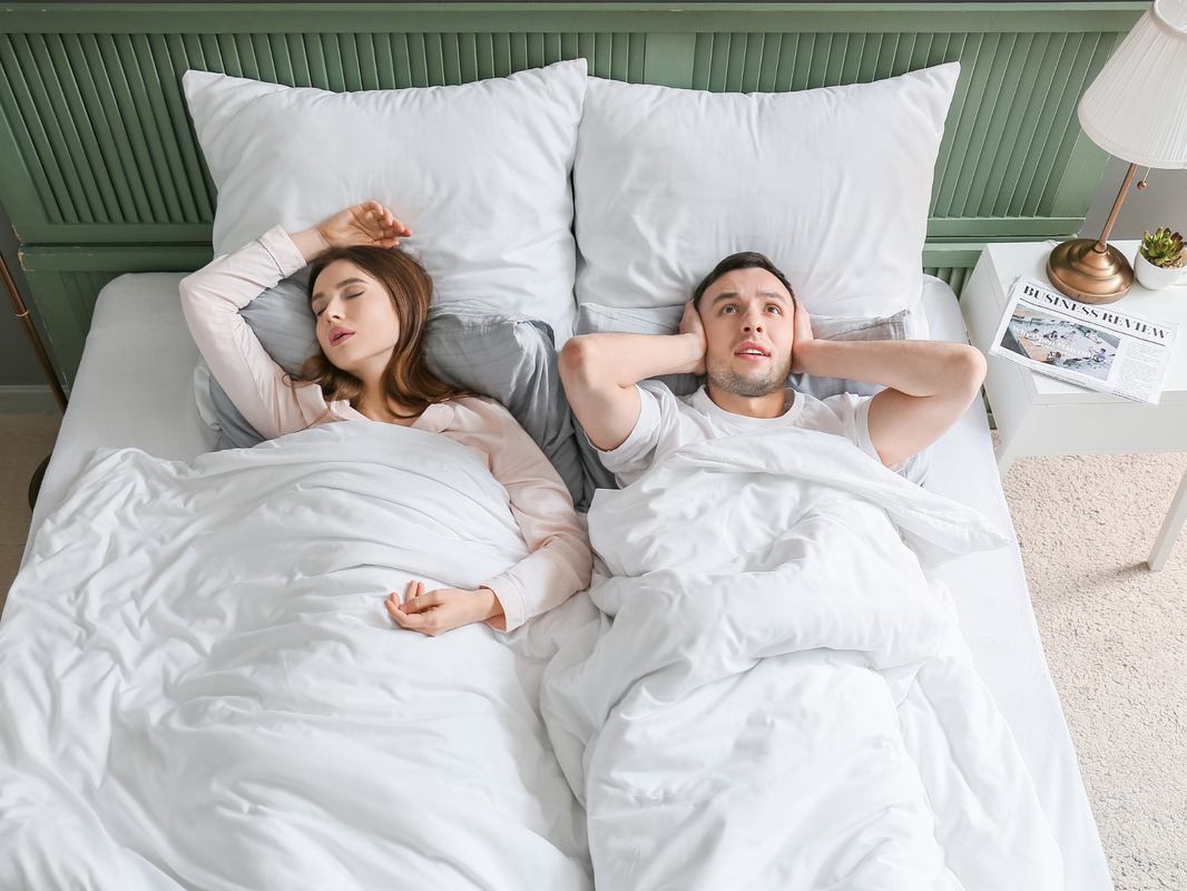 Como dormir melhor com um parceiro que ronca à noite