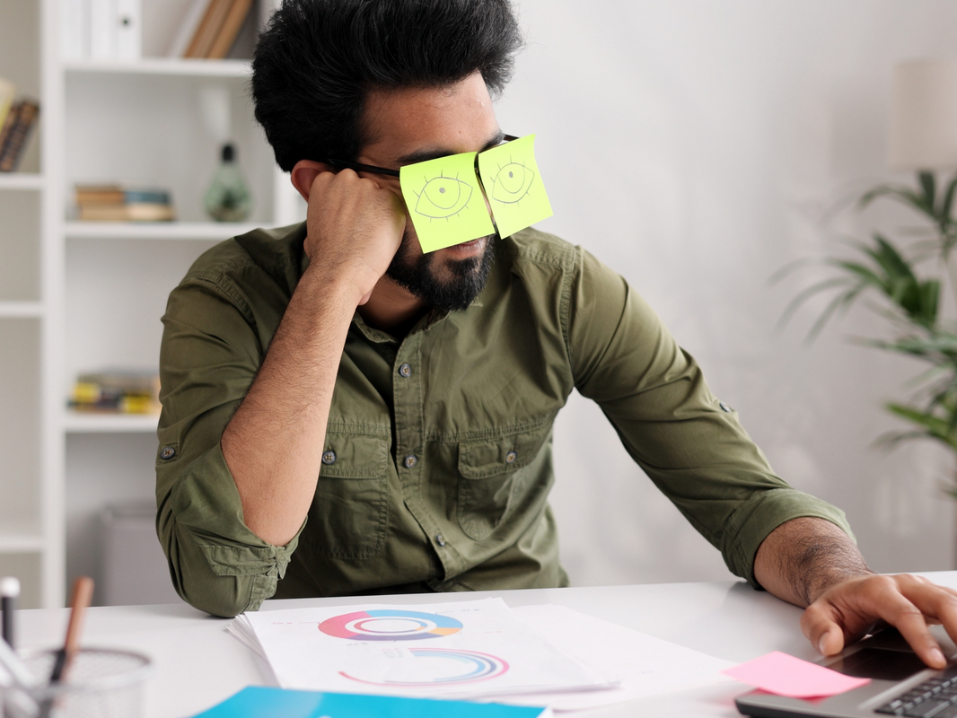 Noites maldormidas podem afetar sua produtividade no trabalho